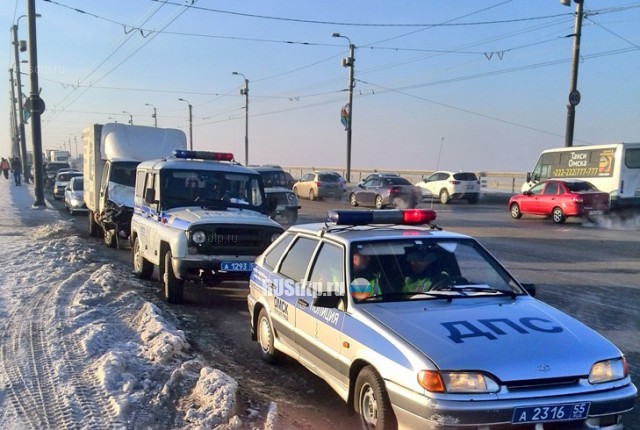 В Омске лихач на «Мазде» разбил 5 машин. ВИДЕО
