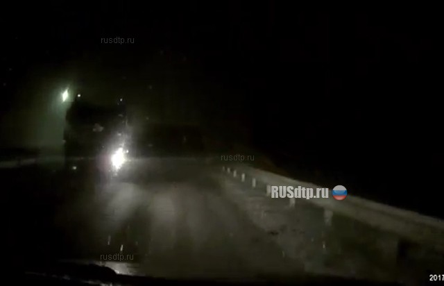 Последние секунды жизни водителя «Валдая» на трассе М-3 запечатлел видеорегистратор