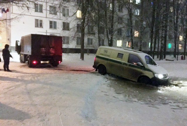Инкассаторы провалились под лёд на Красносельском шоссе