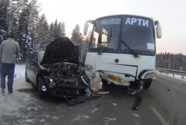 Видеорегистратор запечатлел момент ДТП с рейсовым автобусом в Свердловской области