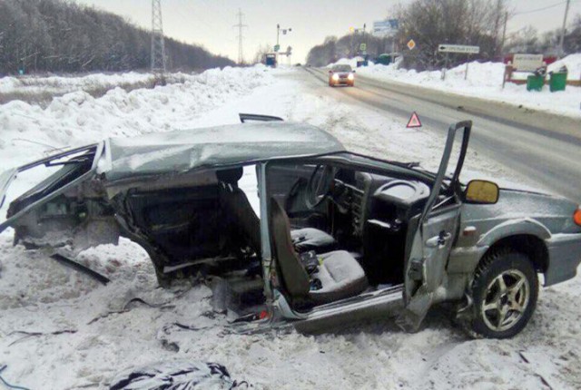 ВАЗ-2114 разорвало на части в результате ДТП на Красноглинском шоссе в Самаре