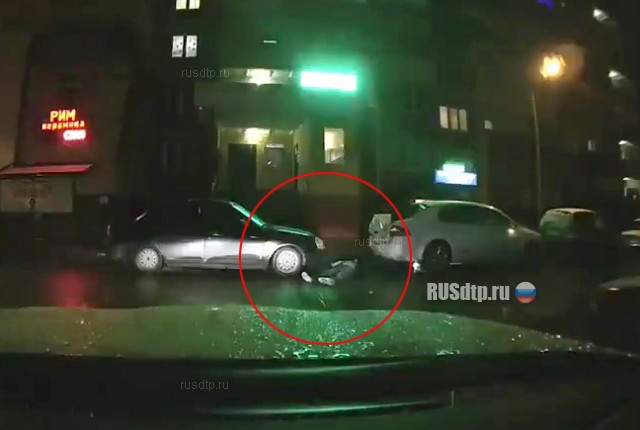 В Краснодаре парень упал с пятого этажа на припаркованную машину