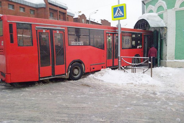 Автобус врезался в здание мечети в Казани