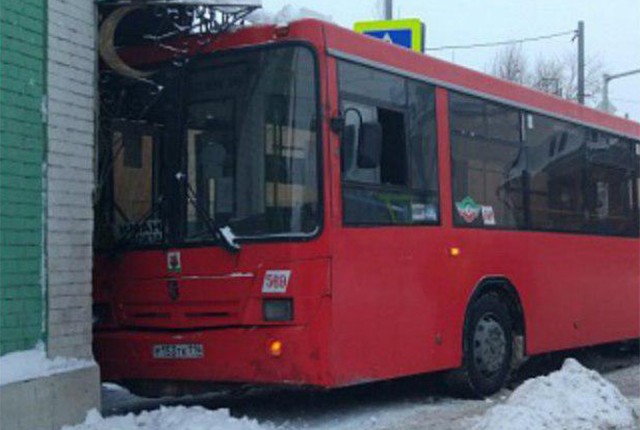 Автобус врезался в здание мечети в Казани