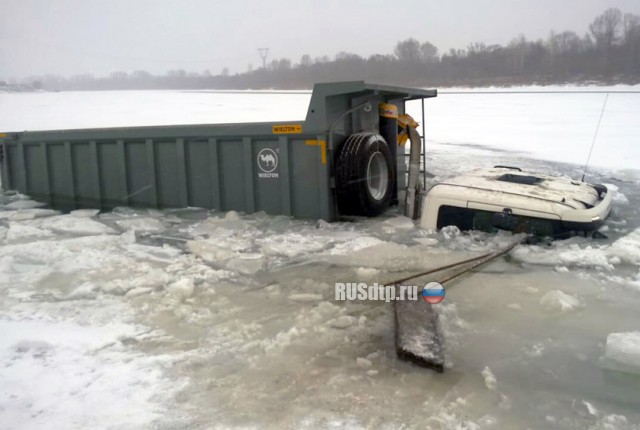 В Башкирии грузовик утонул в реке вместе с водителем