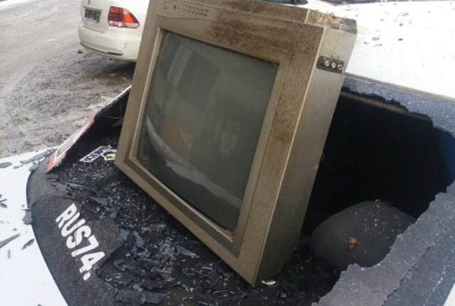 На группу упал телевизор. Упал телевизор. Выброшенный телевизор. Телевизор из окна. Упавший телевизор.