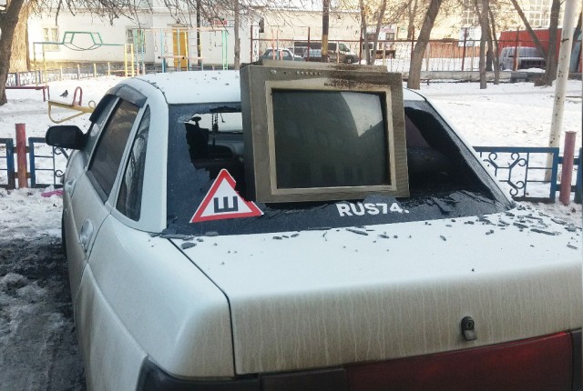 В Челябинске на припаркованную машину выбросили телевизор