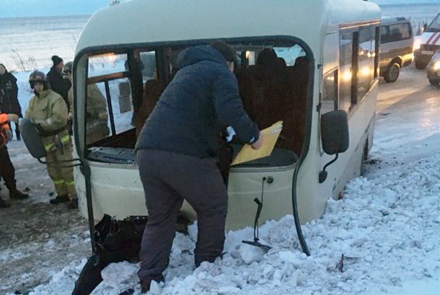 На Сахалине пьяный водитель уснул за рулем и врезался в автобус