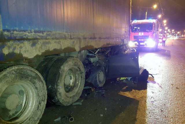 Водитель «Фольксвагена» погиб в ДТП с фурой на Суздальском проспекте в Петербурге