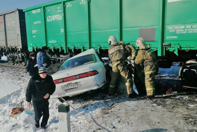 Автомобиль столкнулся с поездом в Дальнереченске. Водитель погиб