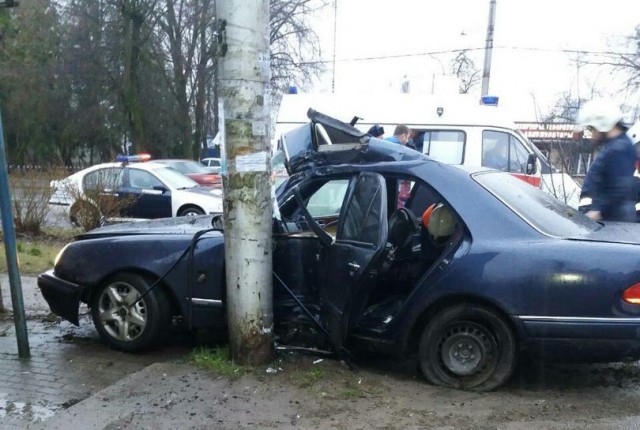 В Калининграде 19-летний лихач на «Мерседесе» врезался в столб