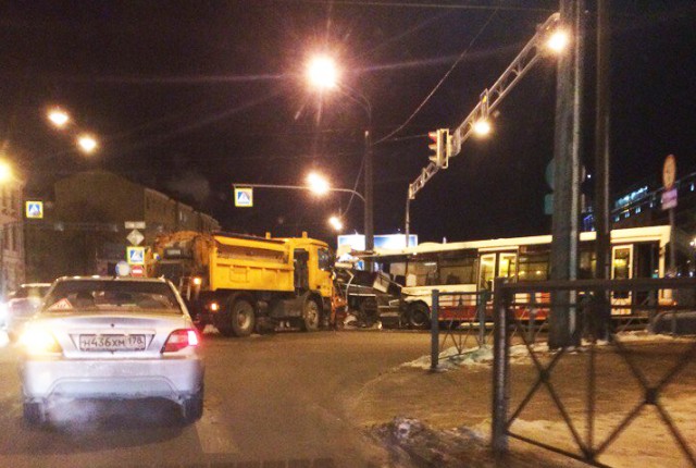В Петербурге автобус разорвало от столкновения с грузовиком
