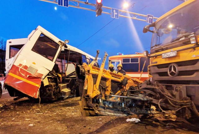 В Петербурге автобус разорвало от столкновения с грузовиком