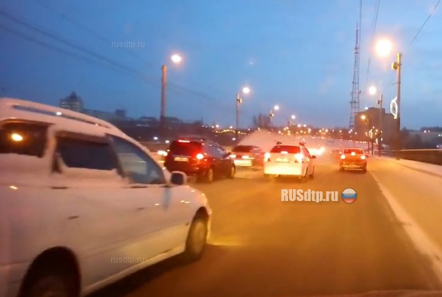 Массовое ДТП на мосту 60 лет ВЛКСМ в Омске зафиксировал видеорегистратор