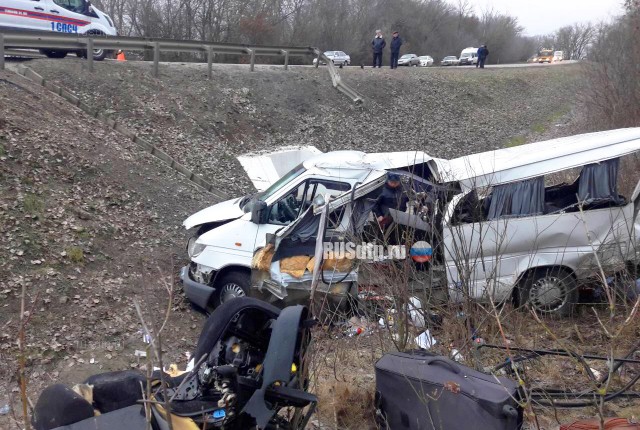 В Курской области в перевернувшемся микроавтобусе погибли три человека