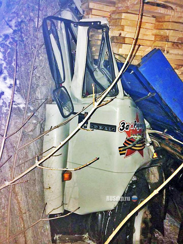 В Башкирии водителя грузовика раздавило собственным грузом