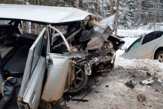 Водитель и пассажир «Жигулей» погибли в тройном ДТП в Новгородской области