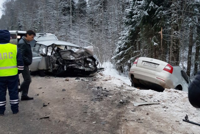 Водитель и пассажир «Жигулей» погибли в тройном ДТП в Новгородской области
