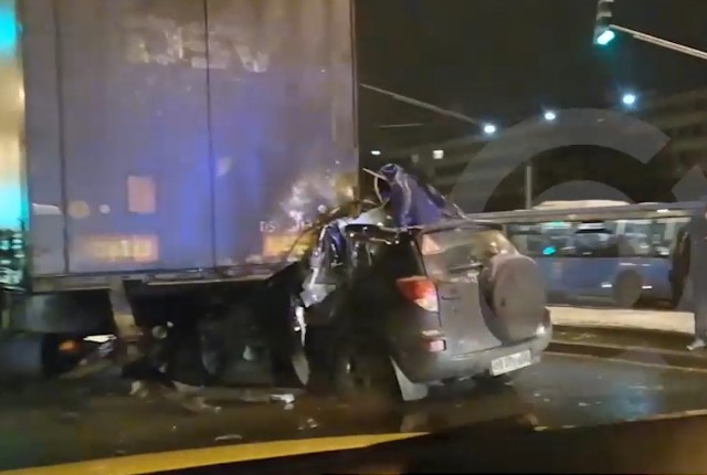 Водитель «Тойоты» погиб, врезавшись в фуру на Рязанском проспекте в Москве