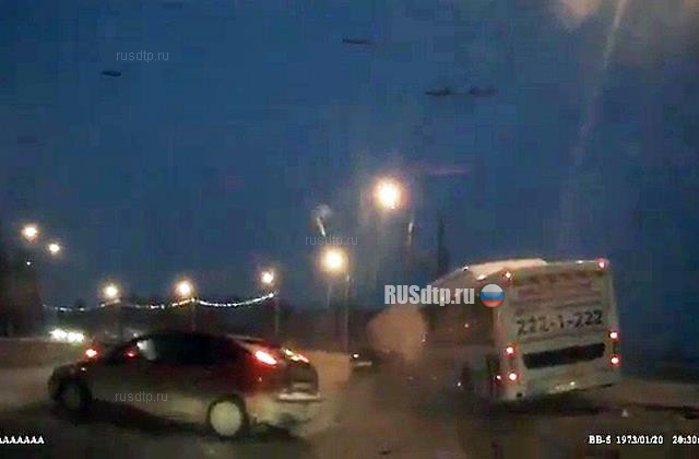 Момент массового ДТП с участием автобуса в Уфе попал на видео