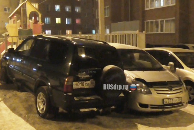В Иркутске мужчина задавил свою сожительницу, пытаясь припарковаться во дворе