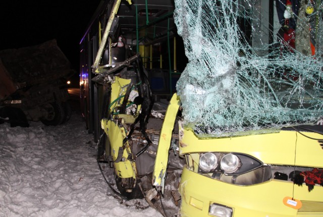В Карелии автобус столкнулся с двумя автомобилями