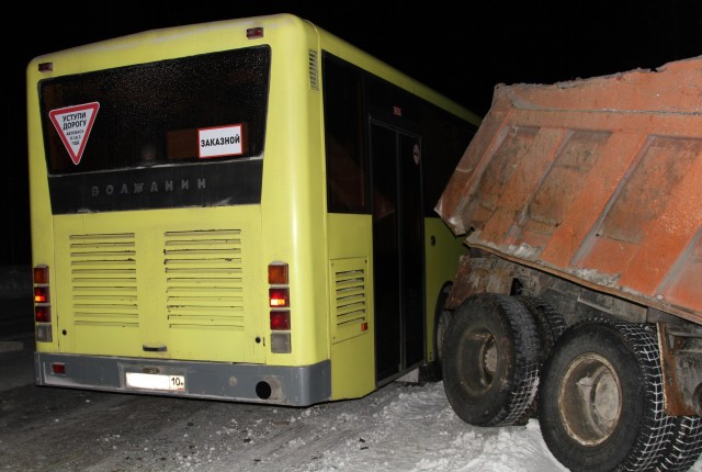 В Карелии автобус столкнулся с двумя автомобилями