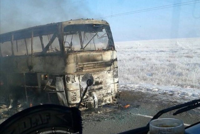 В Казахстане в сгоревшем автобусе погибли более 50 человек
