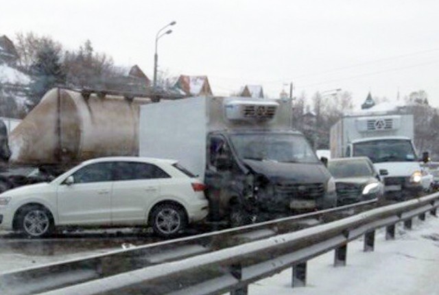 Около 10 автомобилей, в том числе «Майбах», столкнулись на Оренбургском тракте в Казани