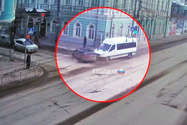 В Рязани возле здания ФСБ столкнулись маршрутка и легковой автомобиль