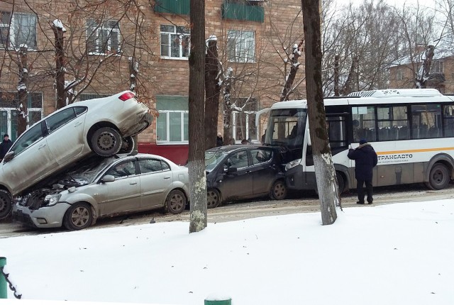 В Щёлково водитель автобуса потерял сознание и собрал 5 машин