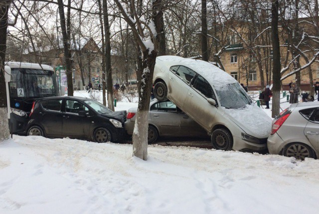 В Щёлково водитель автобуса потерял сознание и собрал 5 машин