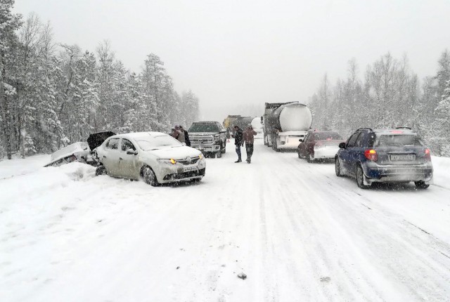На трассе «Кола» в Карелии из-за непогоды столкнулись более 10 автомобилей