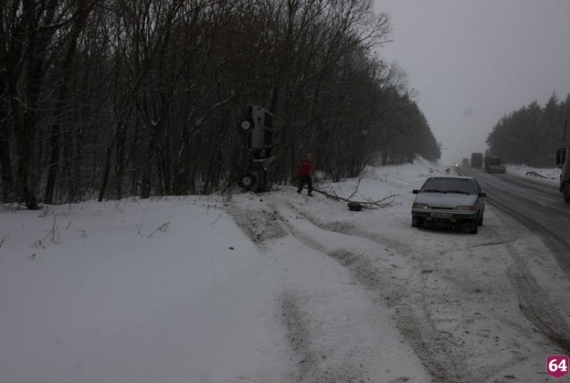 В Саратовской области  ВАЗ повис на дереве после ДТП