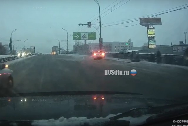 В Москве женщина на Range Rover врезалась в столб