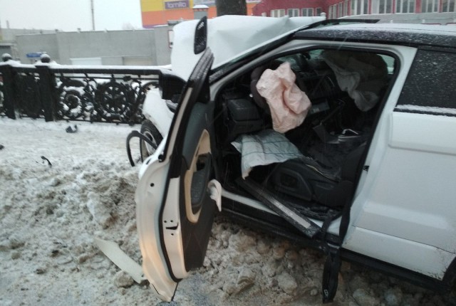 В Москве женщина на Range Rover врезалась в столб