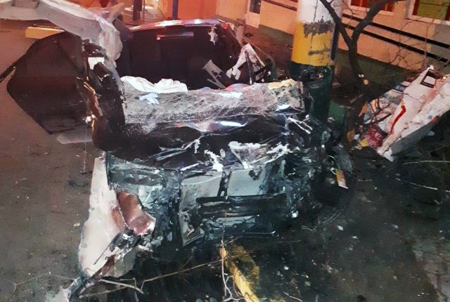 Автомобиль врезался в остановку в Новороссийске