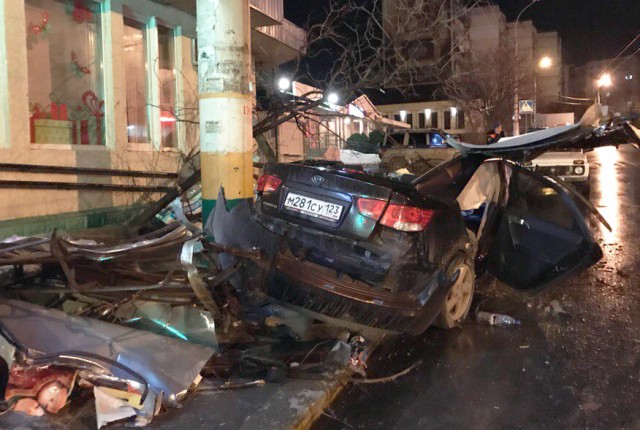 Автомобиль врезался в остановку в Новороссийске