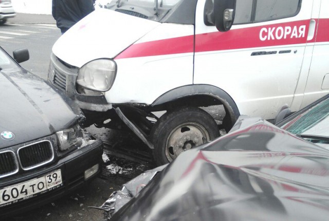 В Калининграде в массовом ДТП с участием скорой пострадала женщина