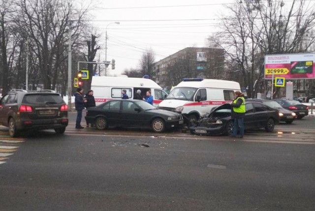 В Калининграде в массовом ДТП с участием скорой пострадала женщина