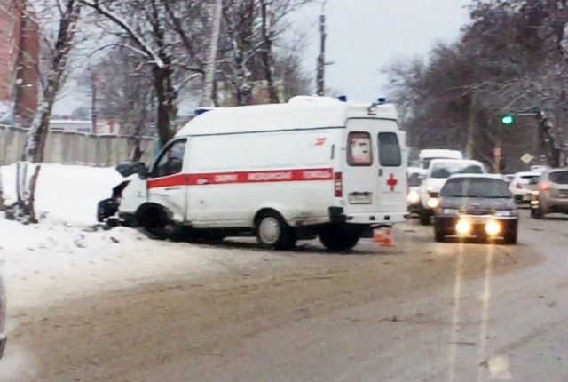 В Ростове в массовом ДТП пострадали водитель скорой помощи и фельдшер
