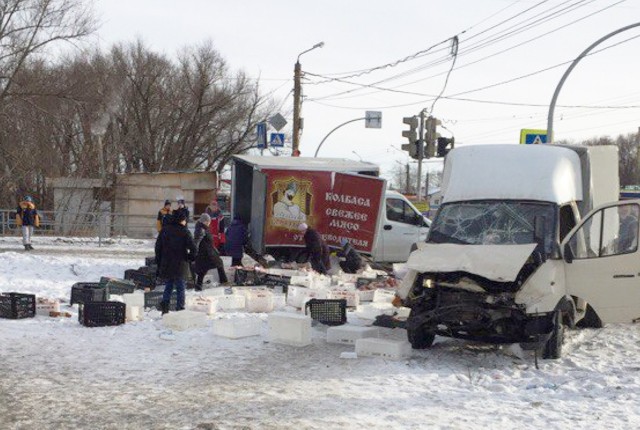 В Челябинске в результате ДТП дорогу завалило мясом и колбасой