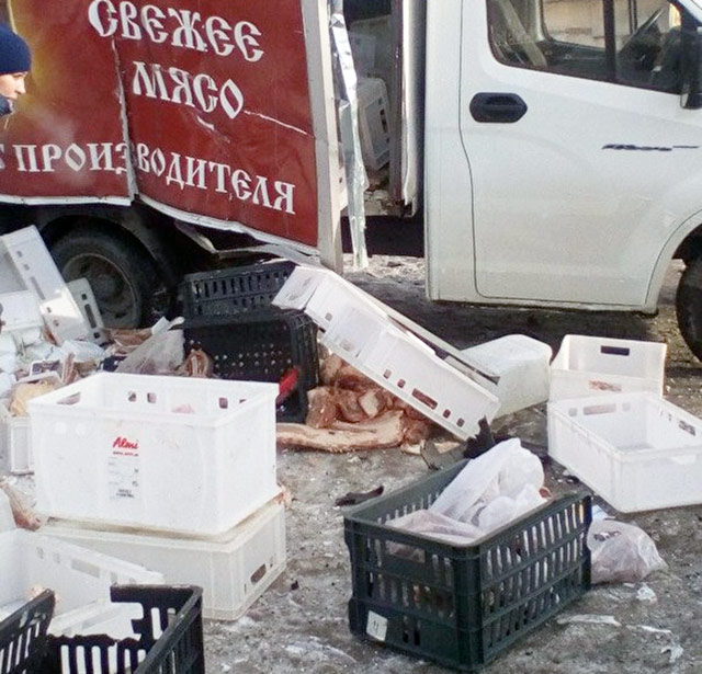 В Челябинске в результате ДТП дорогу завалило мясом и колбасой