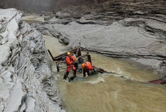 Два человека погибли при падении грузовика в каньон в горах Адыгеи
