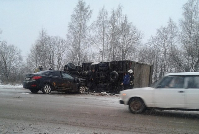 В Старорусском районе водитель «Соляриса» получил тяжёлые травмы в ДТП с грузовиком