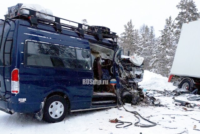 В Якутии в ДТП с участием грузовика и микроавтобуса погибли два человека