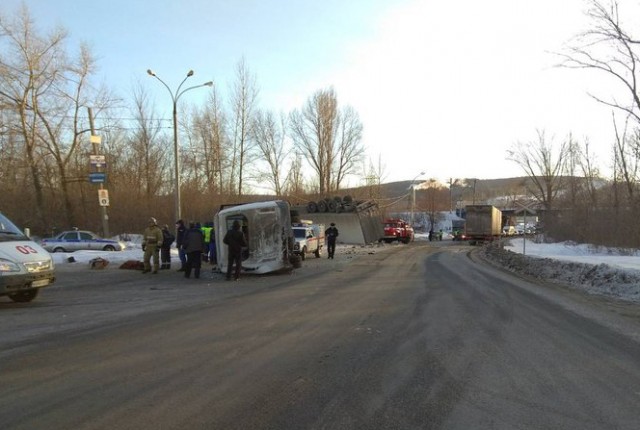 Один человек погиб и 9 пострадали в ДТП с участием микроавтобуса и грузовика в Самарской области