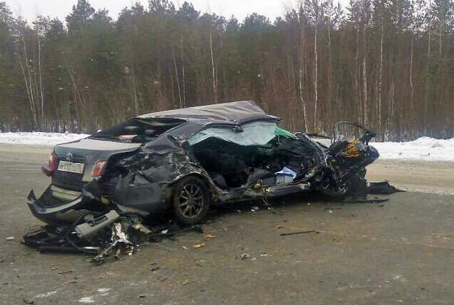 Пассажир «Тойоты» чудом выжил в ДТП под Сургутом