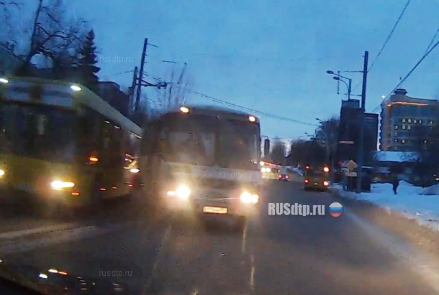 Массовое ДТП с автобусами в Перми зафиксировал видеорегистратор