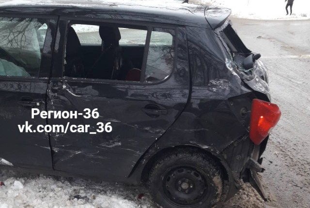 В Воронеже фура столкнулась с двумя автомобилями